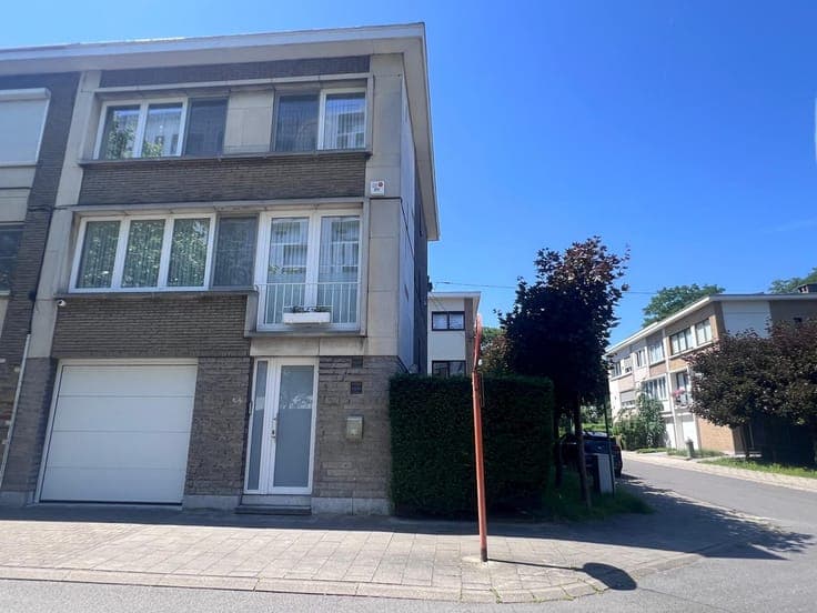 Stunning 3-bedroom house with office, garden, and garage