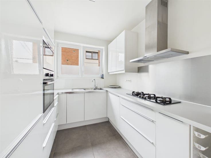 Stunning 3-bedroom house with office, garden, and garage