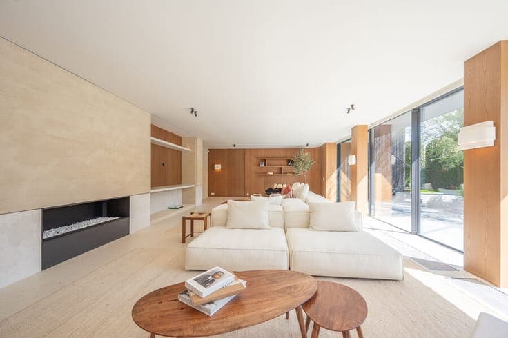 Exceptional Contemporary Villa, Beautifully Renovated with S