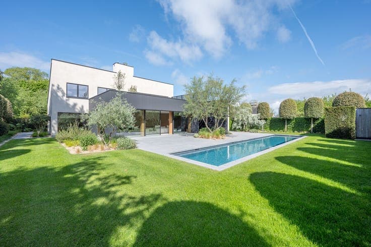 Exceptional Contemporary Villa, Beautifully Renovated with S
