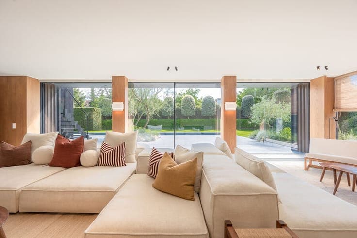 Exceptional Contemporary Villa, Beautifully Renovated with S
