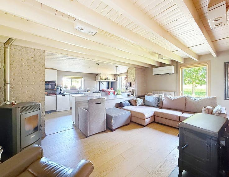 3-bedroom country house with stables