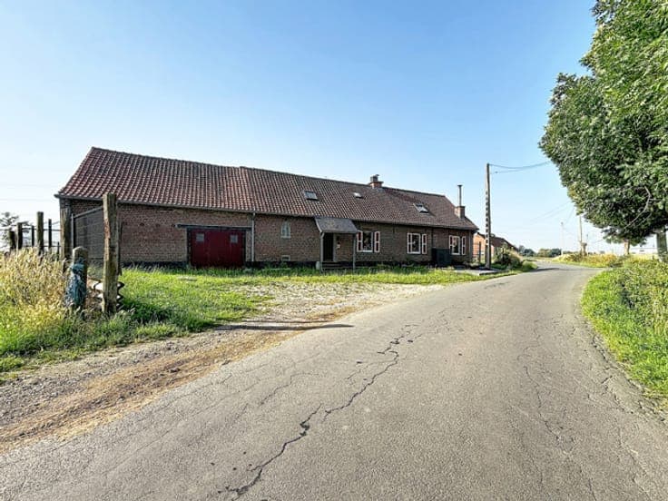 3-bedroom country house with stables