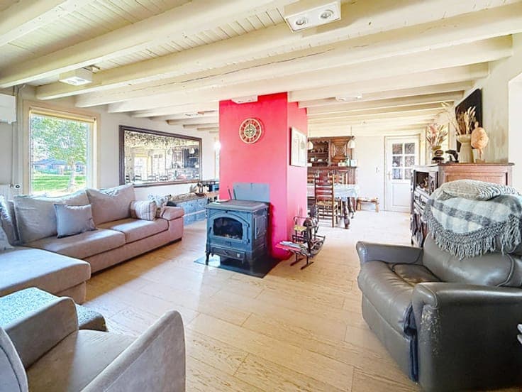 3-bedroom country house with stables