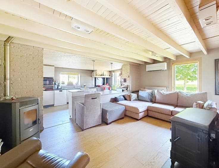 3-bedroom country house with stables