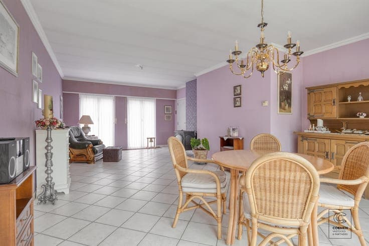 Charming family home with winter garden, 3 bdrms and 3 garag