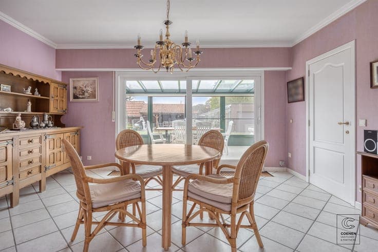Charming family home with winter garden, 3 bdrms and 3 garag