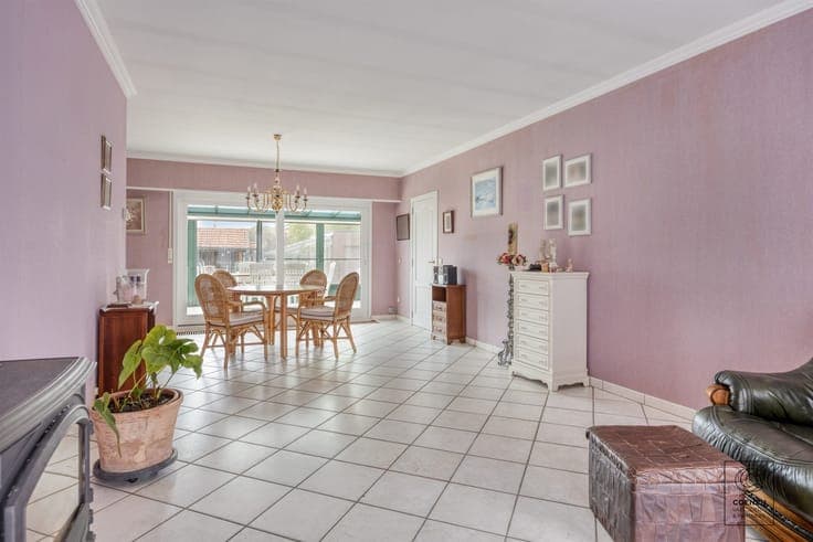 Charming family home with winter garden, 3 bdrms and 3 garag