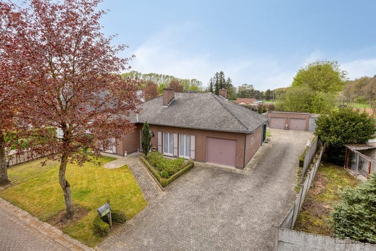 Charming family home with winter garden, 3 bdrms and 3 garag