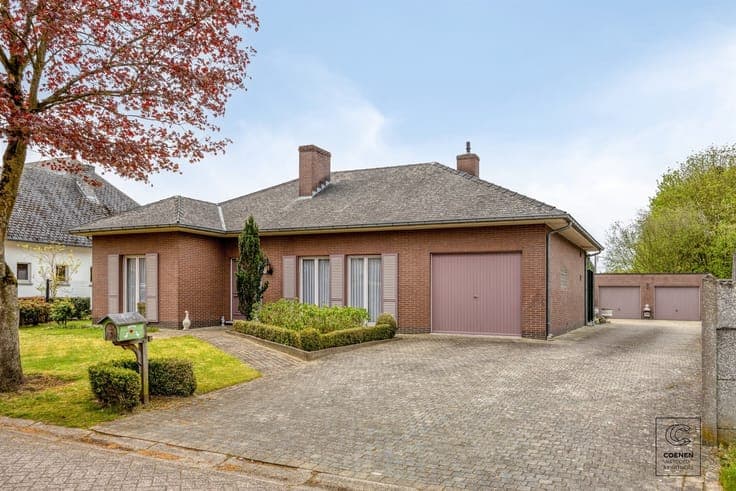 Charming family home with winter garden, 3 bdrms and 3 garag