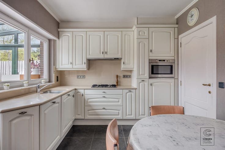 Charming family home with winter garden, 3 bdrms and 3 garag