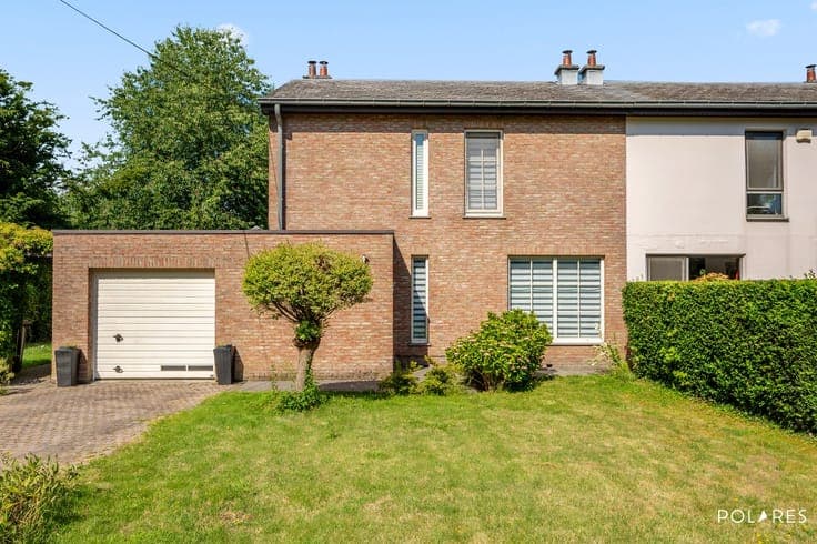 Ready-to-move-in semi-detached house with lots of privacy i