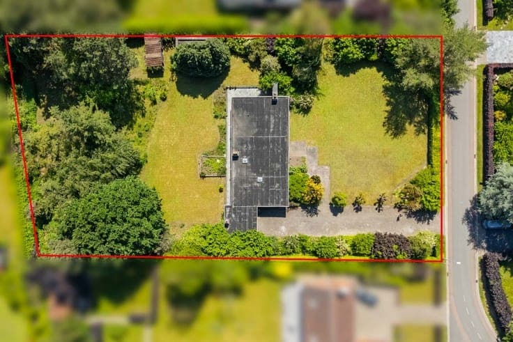 Groot perceel met uit te breiden villa op een toplocatie ...
