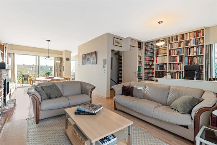 Bell-floor house with 3 bedrooms and garden gate on street s