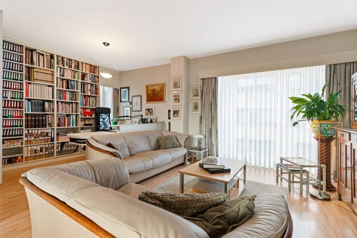 Bell-floor house with 3 bedrooms and garden gate on street s