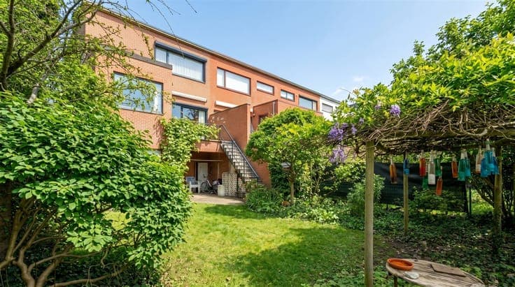 Bell-floor house with 3 bedrooms and garden gate on street s