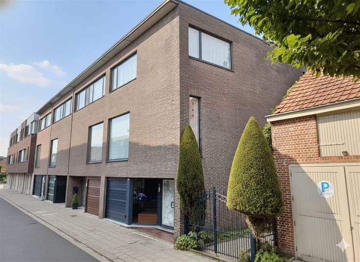 Bell-floor house with 3 bedrooms and garden gate on street s