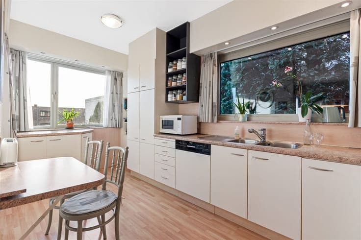Bell-floor house with 3 bedrooms and garden gate on street s