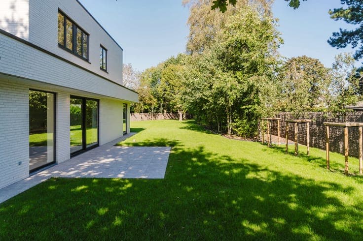 Modern villa on a large lot in a green setting near Ghent