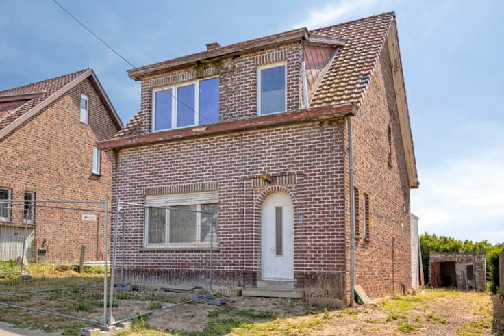 House to renovate with a beautiful view on the fields