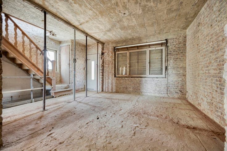 House to renovate with a beautiful view on the fields