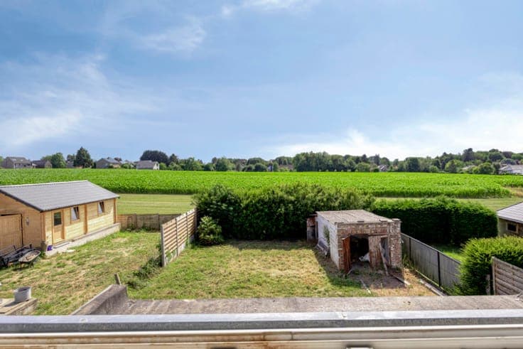 House to renovate with a beautiful view on the fields