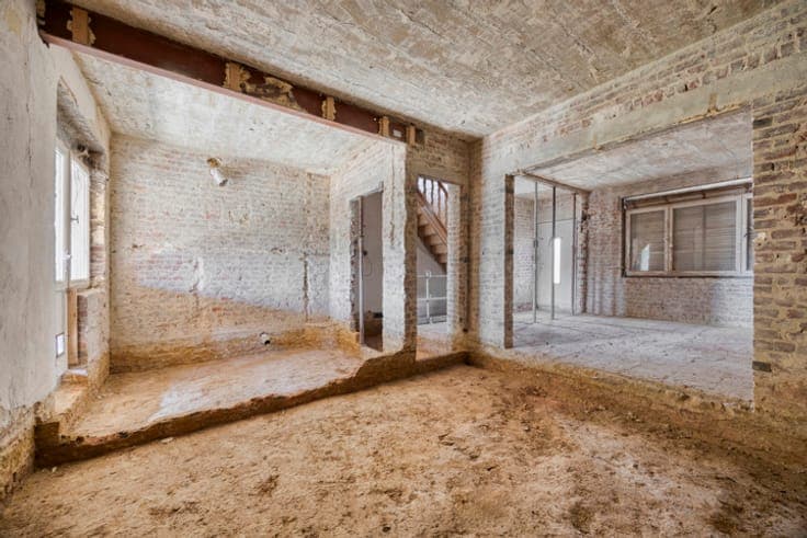 House to renovate with a beautiful view on the fields