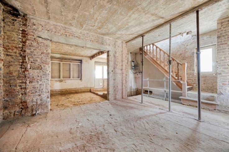 House to renovate with a beautiful view on the fields