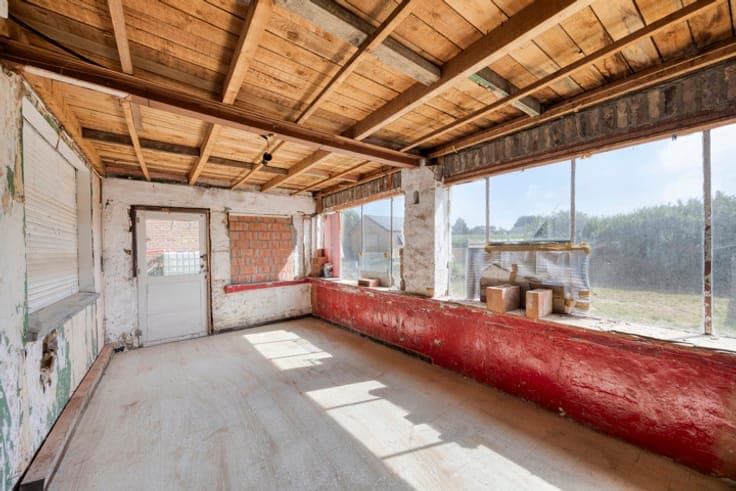 House to renovate with a beautiful view on the fields