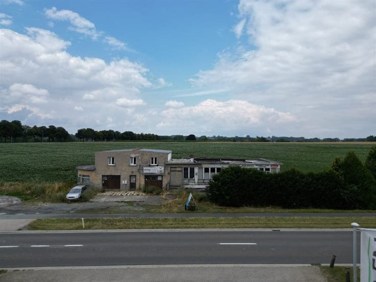Strategisch gelegen handelspand met woonst te Voorde met een