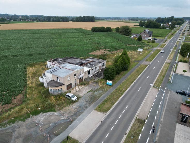 Strategisch gelegen handelspand met woonst te Voorde met een