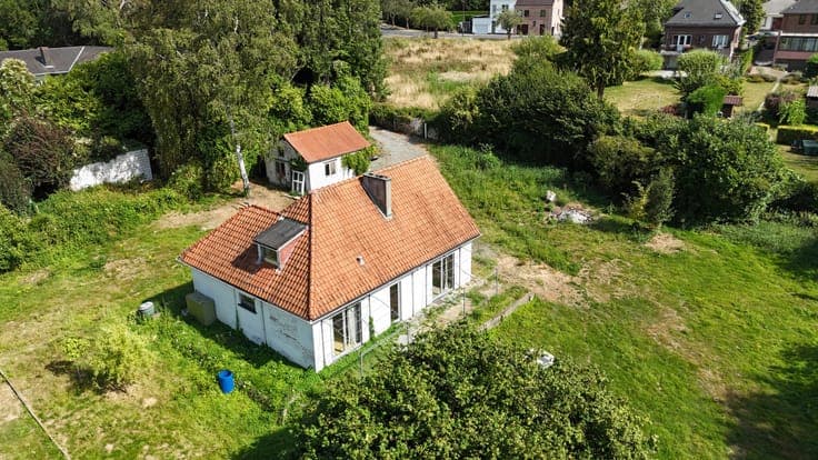 Detached house with garage on a large plot