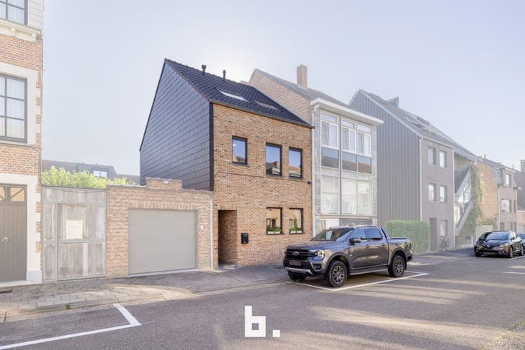 Recent city house within the ring