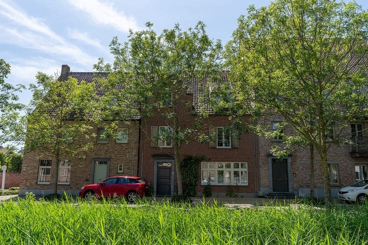 Zeer ruime gezinswoning met garage en tuin in Heulebrug