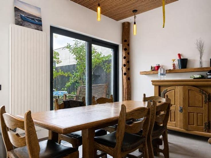 Maison polyvalente avec studio indépendant et entrepôt