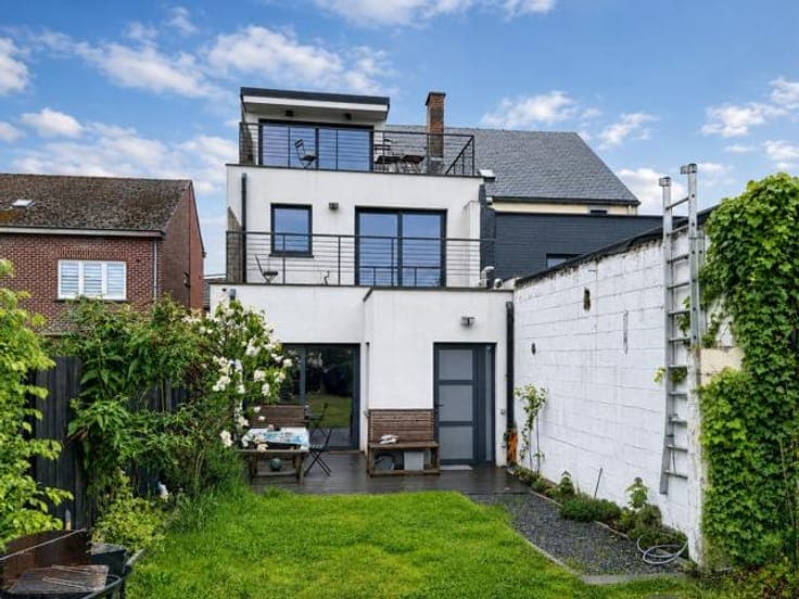 Maison polyvalente avec studio indépendant et entrepôt