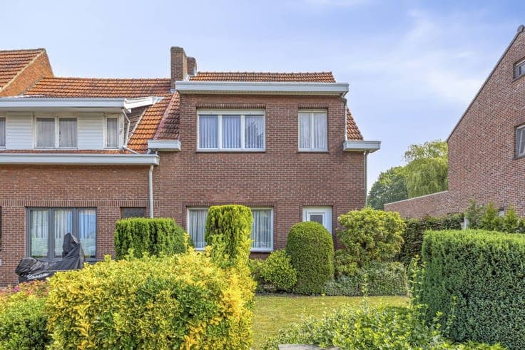 Semi-detached house to renovate with a quiet garden in Brass