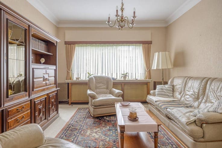 Semi-detached house to renovate with a quiet garden in Brass