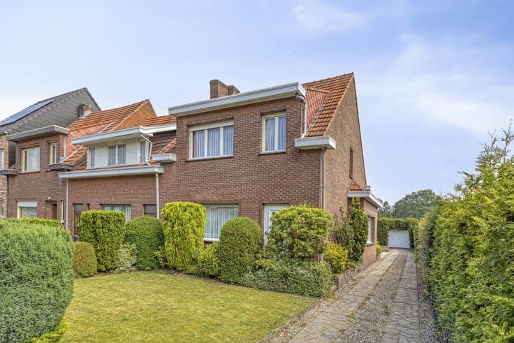 Semi-detached house to renovate with a quiet garden in Brass