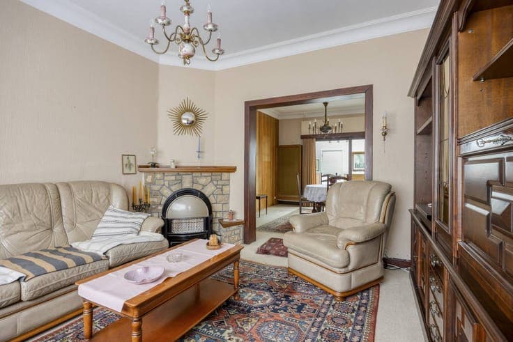 Semi-detached house to renovate with a quiet garden in Brass