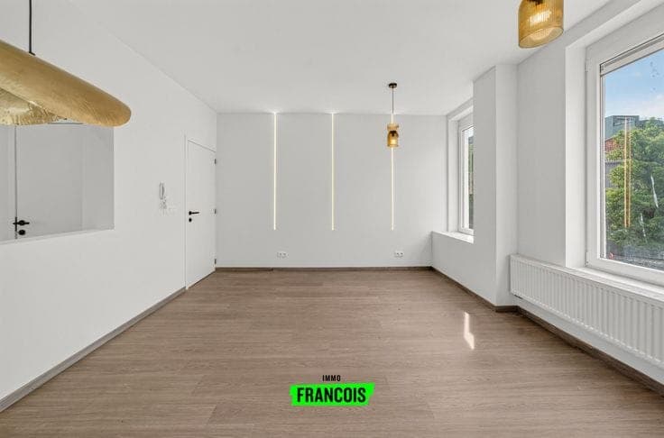 Gerenoveerde bel-étagewoning met zonnig dakterras, 3 kamers…