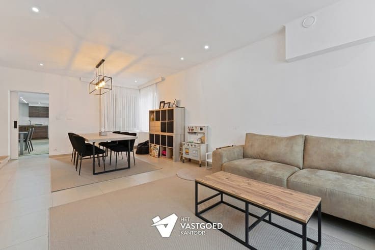 VOLLEDIG GERENOVEERDE WONING MET 4 SLAAPKAMERS EN TUIN MET A