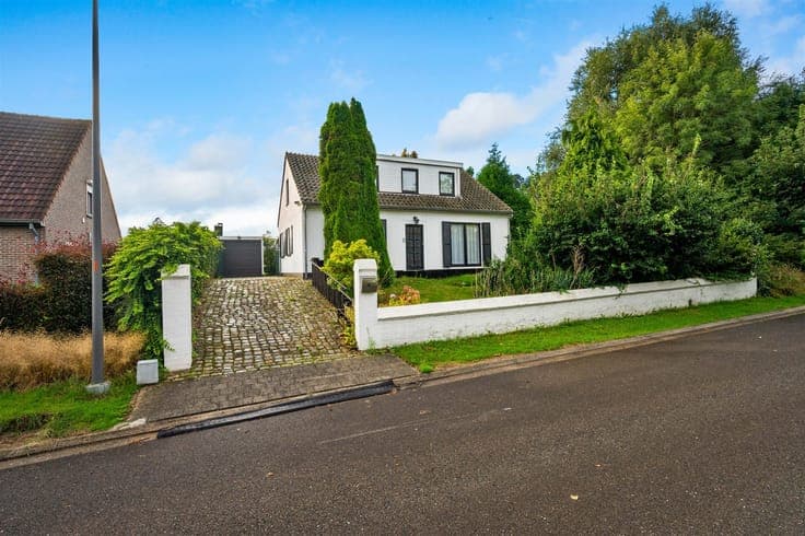 Home in a prime location with stunning views in Asse for sal