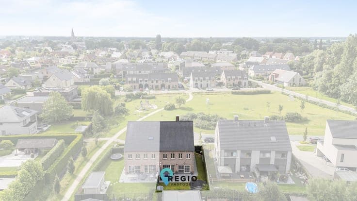 Ruime gezinswoning van 2015 op kindvriendelijke locatie t...