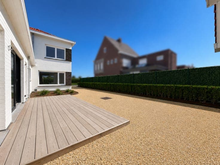 Te koop, totaal gerenoveerde woning met garage en tuin te...