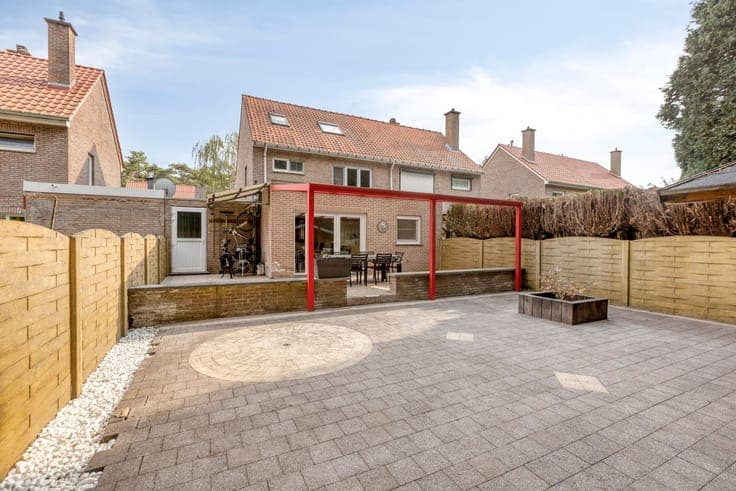Spacious family home with garden/terrace and garage!