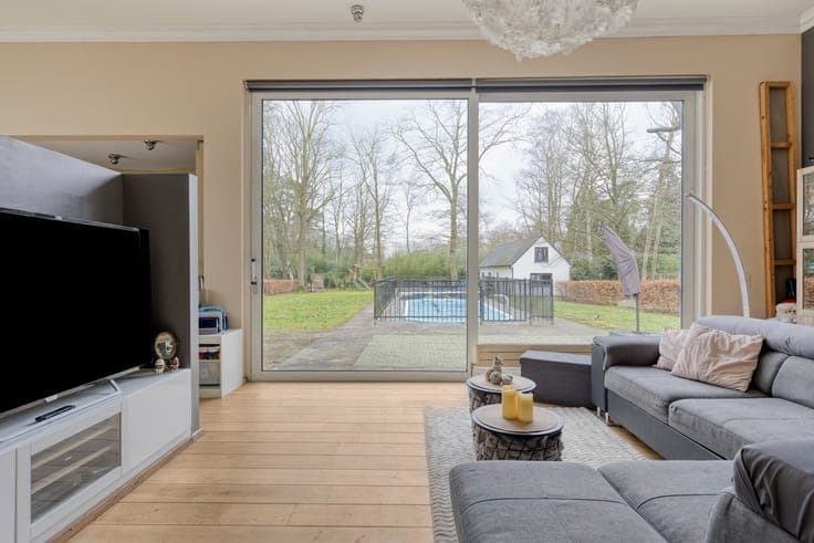 Karaktervilla met groot vergund bijgebouw, ideaal voor co...