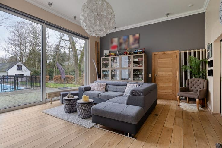 Karaktervilla met groot vergund bijgebouw, ideaal voor co...