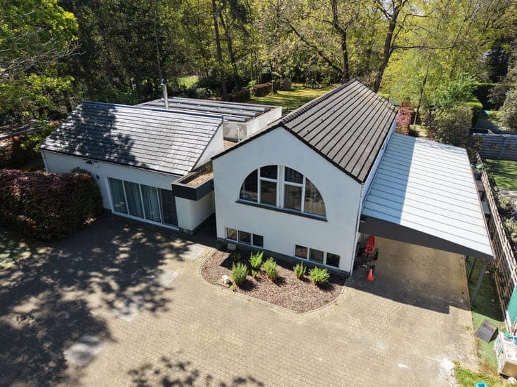 Karaktervilla met groot vergund bijgebouw, ideaal voor co...