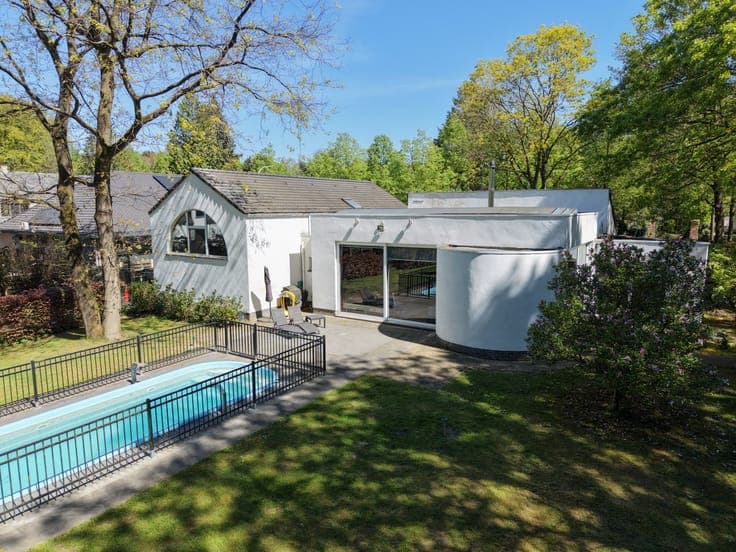 Karaktervilla met groot vergund bijgebouw, ideaal voor co...